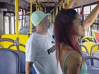 Ey, colega, dándole caña con ella en un bus público