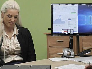 Pénzzel dugtam meg ezt a nagy cicis szőkét a munkahelyen