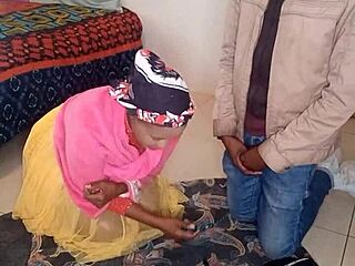 Lil Pudding Bowls dostaje duży tyłek wyruchany przez monstrualne kutasy w napalonym gangbangu