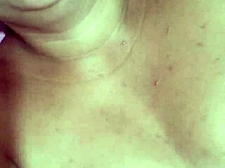 i watch this novinha tarada cummin on her siririca, she was so wet and sexy