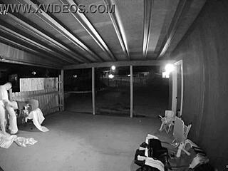 A közterületi szopás és baszás izgalma, ami creampie-vel zárul