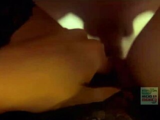 Babysitter latina ditangkap dalam orgasme voyeur dengan aksi rumah tangga basah