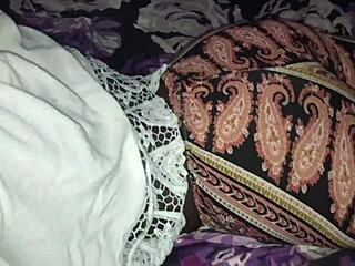 Črna bejba uživa v intenzivnem face fucku in pljuvanju po riti v getu