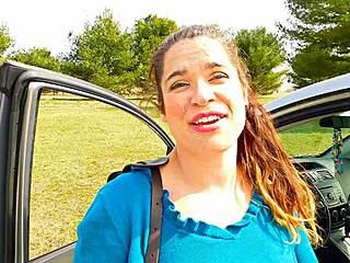 पब्लिक कमवॉक चेहरे की शर्म परेड में बदल गया, कर्वी वाइफ खुले रोलप्ले में गंदी खेलती है