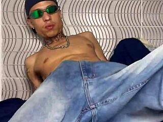 O quebrada não comeu ninguém no baile e chegou em casa com tesão teve que bater uma!