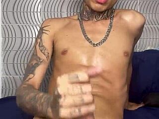 O quebrada não comeu ninguém no baile e chegou em casa com tesão teve que bater uma!