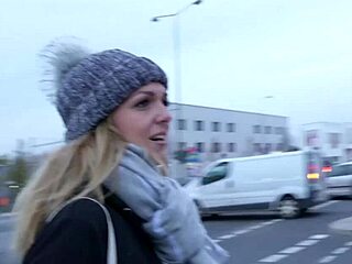 Немски скаут лъже студентката Амили с фалшива модел работа за пари