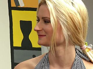 她被硬屌像母狗一样狠操