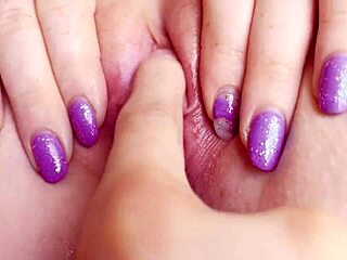 Extrémne close-up jeden prst mokrá pička orgazmus