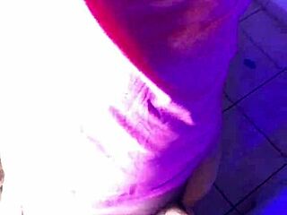 躺在桌子上，在按摩时吸他的鸡巴和手指屁股。