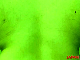 Payudara kecil Mika Sakamoto banging cowok Asia, ups, maksudnya hooking up!