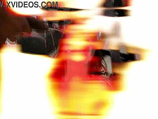 Mokra Gia bierze ostre czarne DP z rozciągnięciem i prysznicem moczu?