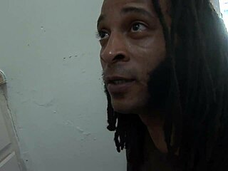 ¿Folló hermanastra pequeña el BBC del plomero?