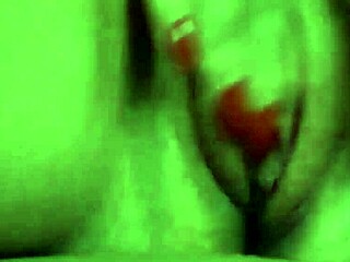 可爱金发妹子手指抠逼玩阴蒂湿透独奏肛门自慰