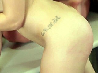 Cosplay lesbičky zviedajú novú blondínku do divokej trojky s olizovaním zadku!