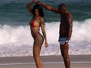 Shayene Samara pega cara de pau grande na praia da Barra