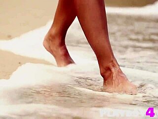 Linda milf loira Cara Mell se despindo ao ar livre!