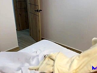 Oblečenje seks lutke Tantaly postane preveč resnično z Maxom Betancurjem!