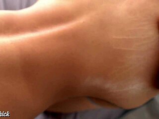 Stor rund rumpe ud af brusebad POV creampie