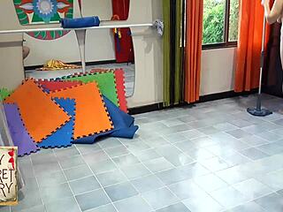 Oglej si to obilno gospodinjo, ki dela golo jogo v spodnjicah v telovadnici