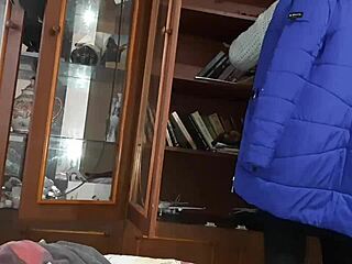 Gdy koleżanka szukała książki, masturbowałem się pod kołdrą - orgazm lotnej dziewczyny