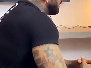 Татуиран хетеро мъж се изправя срещу доктор в бразилска болнична сцена