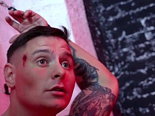 죄인아, 내 용서를 받으려면 그 거대한 자지를 열심히 움직여!