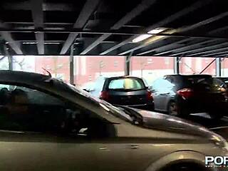 PornXN зряла блондинка флашва циците и пишка на улица публично