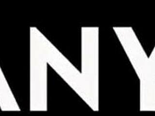 Dubbel plezier: kleine meid krijgt kutje en mond hard geramd door twee kerels