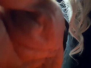 在公共洗车场支配原始的变性人动作