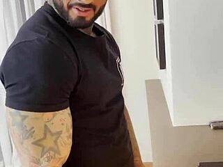 Татуиран хетеро мъж се изправя срещу доктор в бразилска болнична сцена