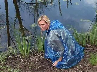 want to see blonde babe deepthroat in threesome outdoors?