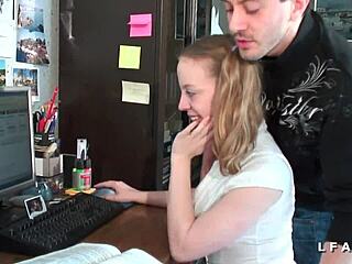 PETITE ADO SE FAIT BAISE ANALEMENT DUR ET REÇOIT UN ÉJAC SUR LE VISAGE