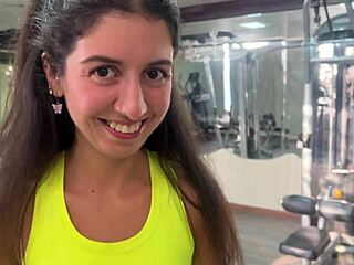 教练在健身房给Katty提供新锻炼，他们一起操练。