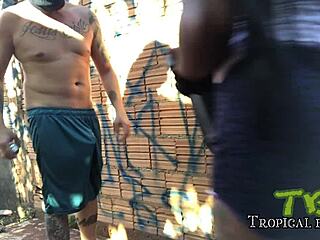 Sosinho No Quintal: Vonku gay akcia s nezbednou nevlastnou mamou a veľkým kohútom.