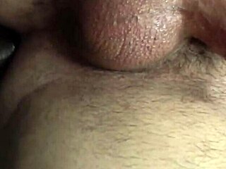 Oon kiihottunut homopoliisi, joka ottaa tämän mustan epäillyn kolmikkoon pukuhuoneessa