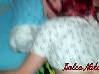 他们第一次破了这个18+小妞的屁股，射满精液