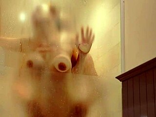 激烈的浴室操逼以口内射精结束