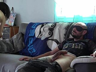 修女cosplay 挑逗蒙眼家伙射精