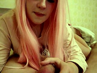 Cutie Bubblegum mě přistihla při natáčení, nemohla sebrat kameru.