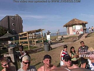 Spring Break tekmovanje s stepeno smetano in divjim lizanjem titsov