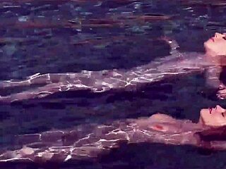 Shiri Allwood, schattige shemale, neukt vrouw in stomende sessie