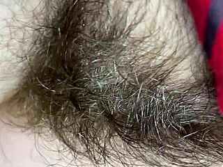 Spędzając 10 minut na podziwianiu owłosionej cipki z bliska