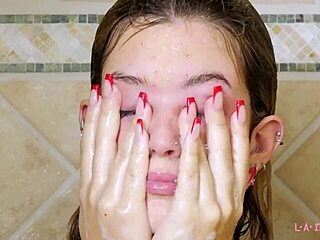 18-letna blondinka uživa vroč tuš po masaži