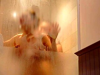 Futut intens în baie se termină cu ejaculare în gură