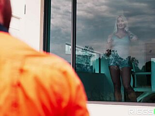 Barbie musclée aux gros seins prend ça en jeu anal