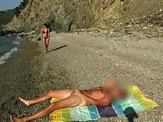 Offentlig strandsex med fremmed ender i creampie-rot