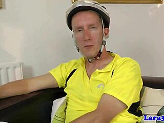 Én Egy Érett Cougar Vagyok, Aki Lingerie-Ben Kapja A Punciját Nyaltatva És Dugva