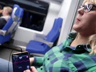Можеш ли да контролираш оргазма ми с играчка в този влак?