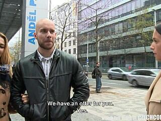 बड़े बूब्स वाली जवान लड़की और BF ने पब्लिक सेक्स से पैसे कमाए!